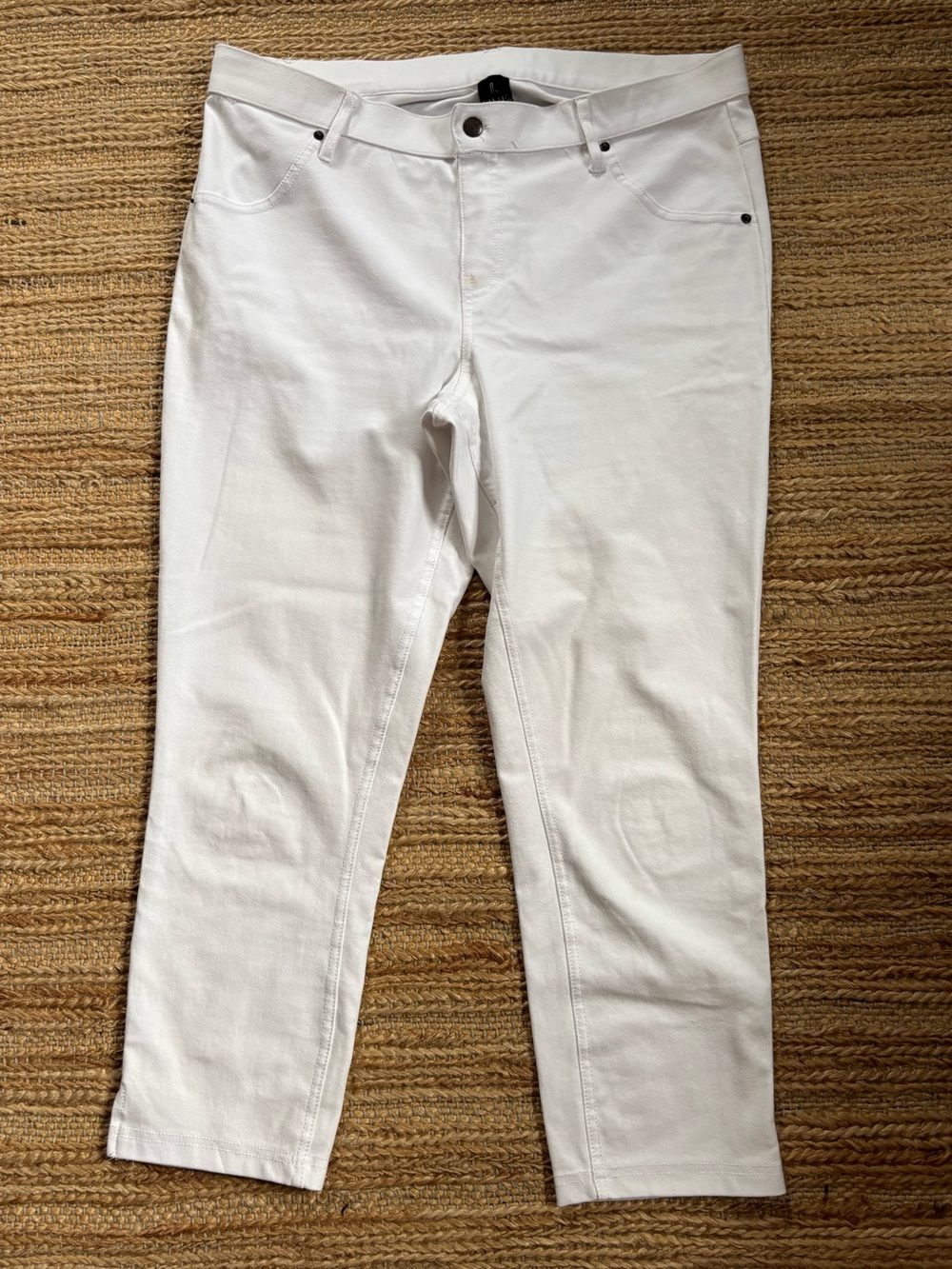 HUE above ankle Stretch denim white skinny jeans -Large woman’s pull on - EUC